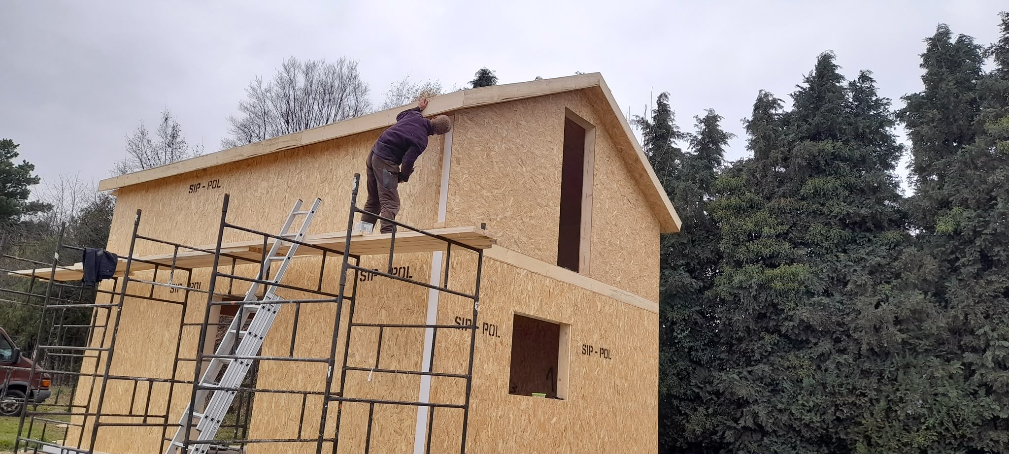 Montaż konstrukcji dachu z rusztowaniem