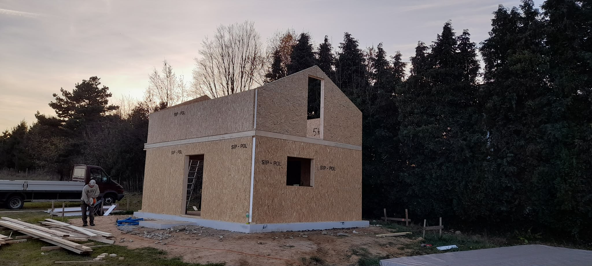 Ściany SIP przed montażem dachu